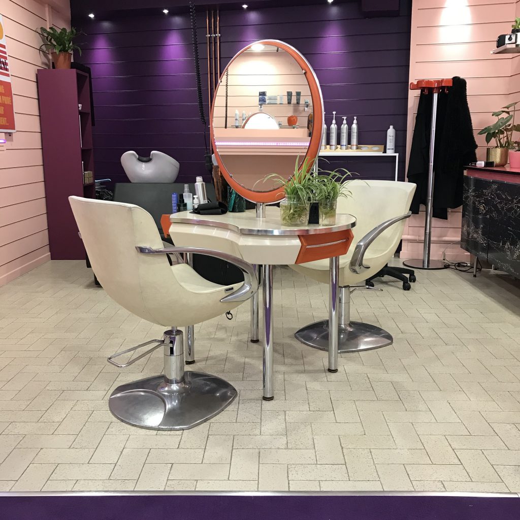 Narcisse - Un salon de coiffure rétro